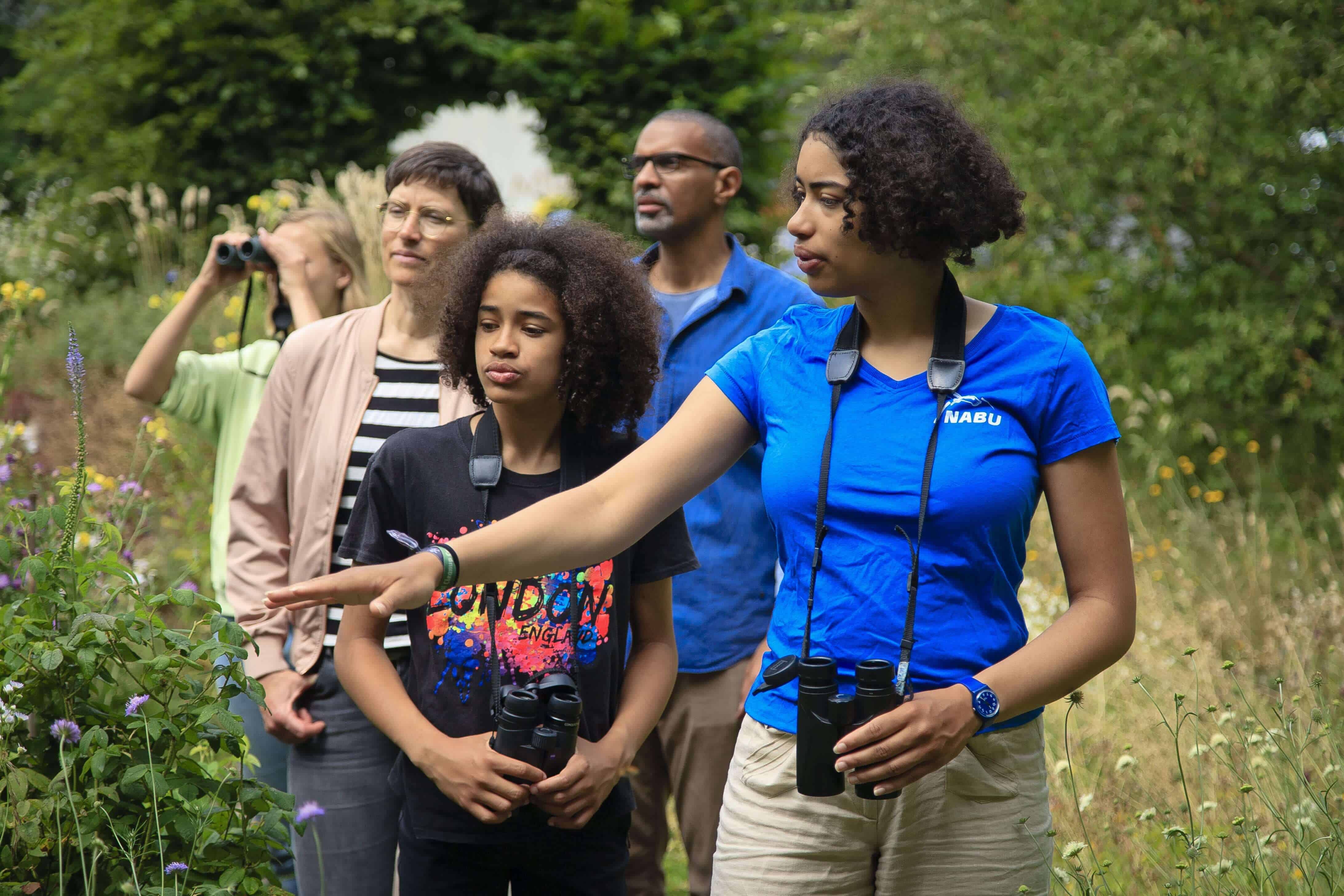 Natur erleben: NABU-Führung durch einen Naturgarten.